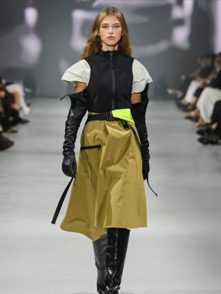 Segrasegra tak, jak jí ani my neznáme…💥 Děkujeme za nový pohled. @puremodel Sukně, vesty, kalhoty a popruhy na mobil jako...