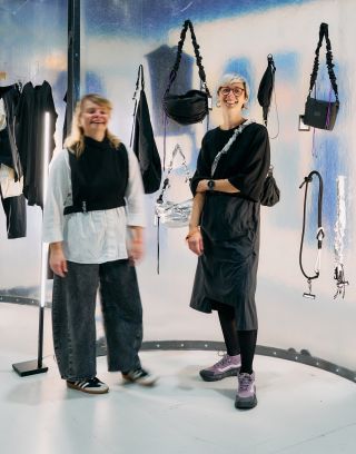 SATURDAY SHOPPING✨ sobota 29. 11. od 12–20h Co na vás čeká? • Představení vánoční limitky – popruhy na mobil v nových...