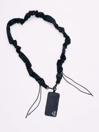 Kdo čekal, je to tu! Oblíbený bestseller je opět skladem! Celočerný scrunchie popruh na mobil. 📲 #segrasegra